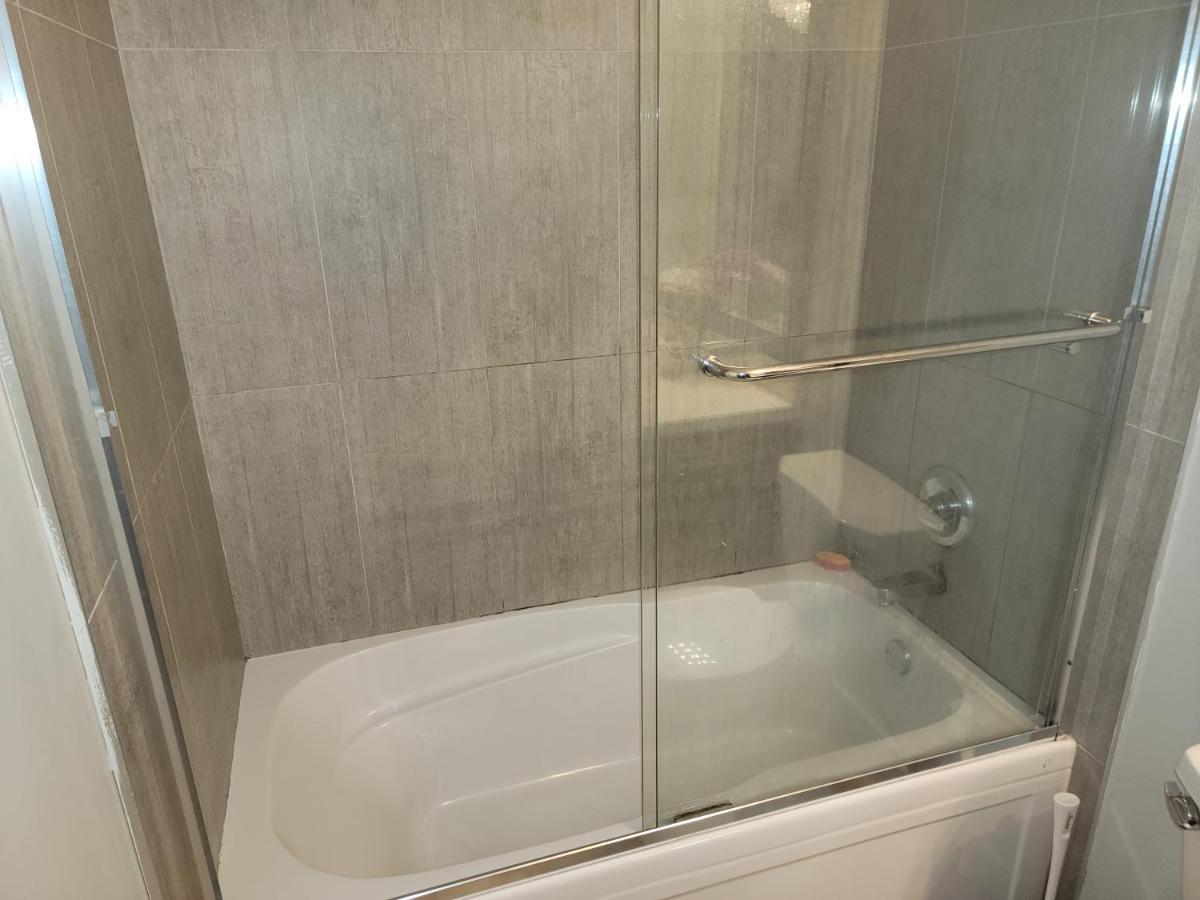 Oscar Inn & 2Bd Family Suite Or Private Room Абътсфорд Екстериор снимка