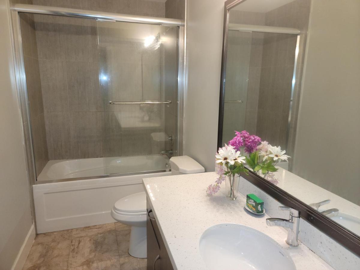 Oscar Inn & 2Bd Family Suite Or Private Room Абътсфорд Екстериор снимка