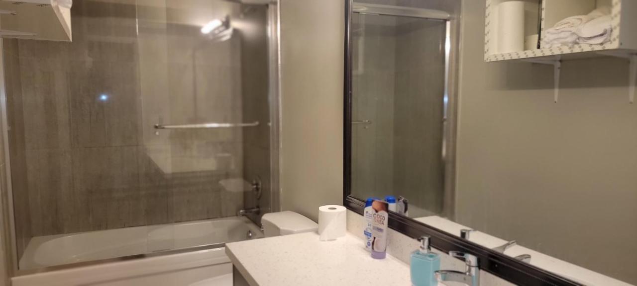 Oscar Inn & 2Bd Family Suite Or Private Room Абътсфорд Екстериор снимка