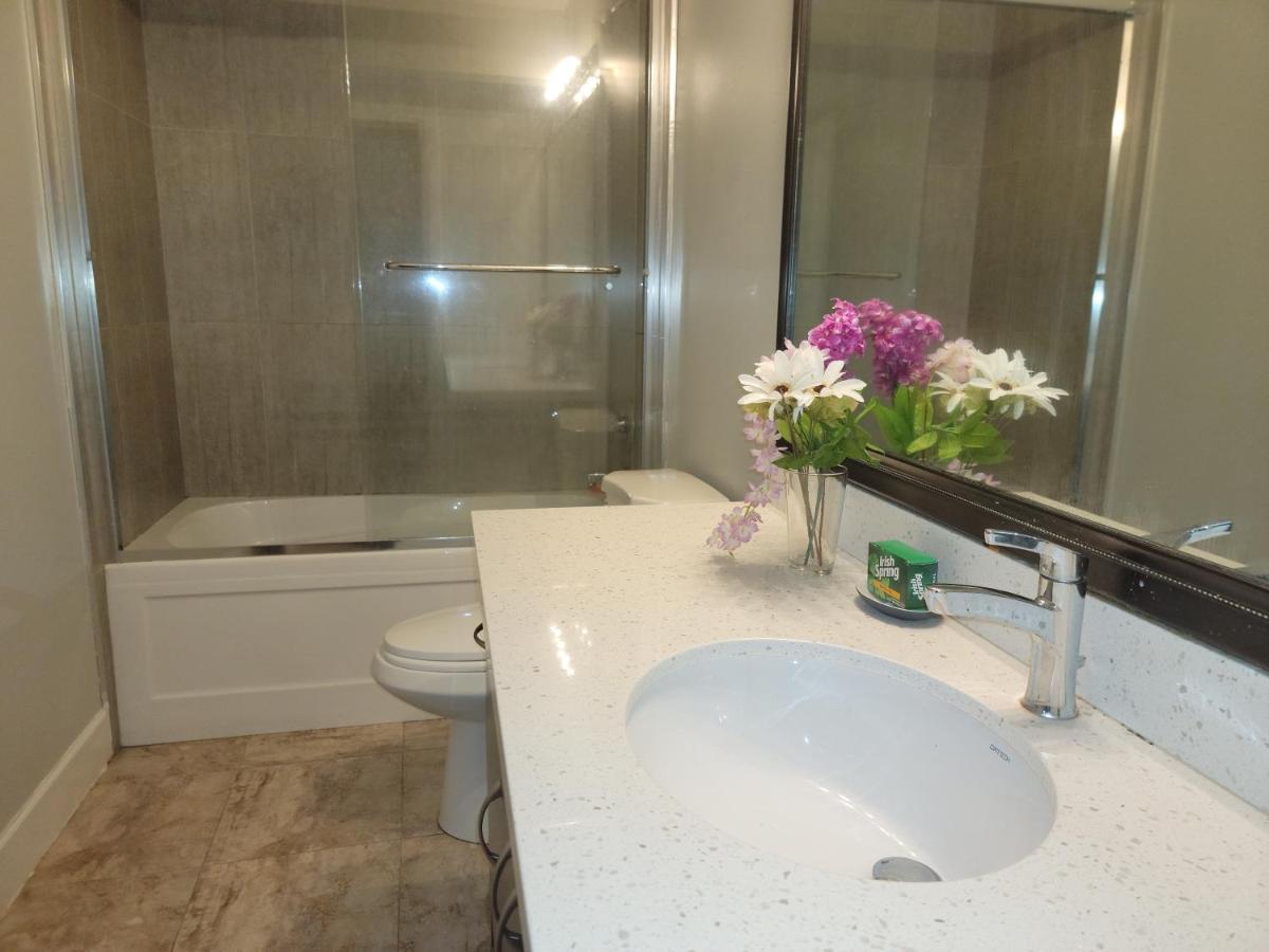 Oscar Inn & 2Bd Family Suite Or Private Room Абътсфорд Екстериор снимка