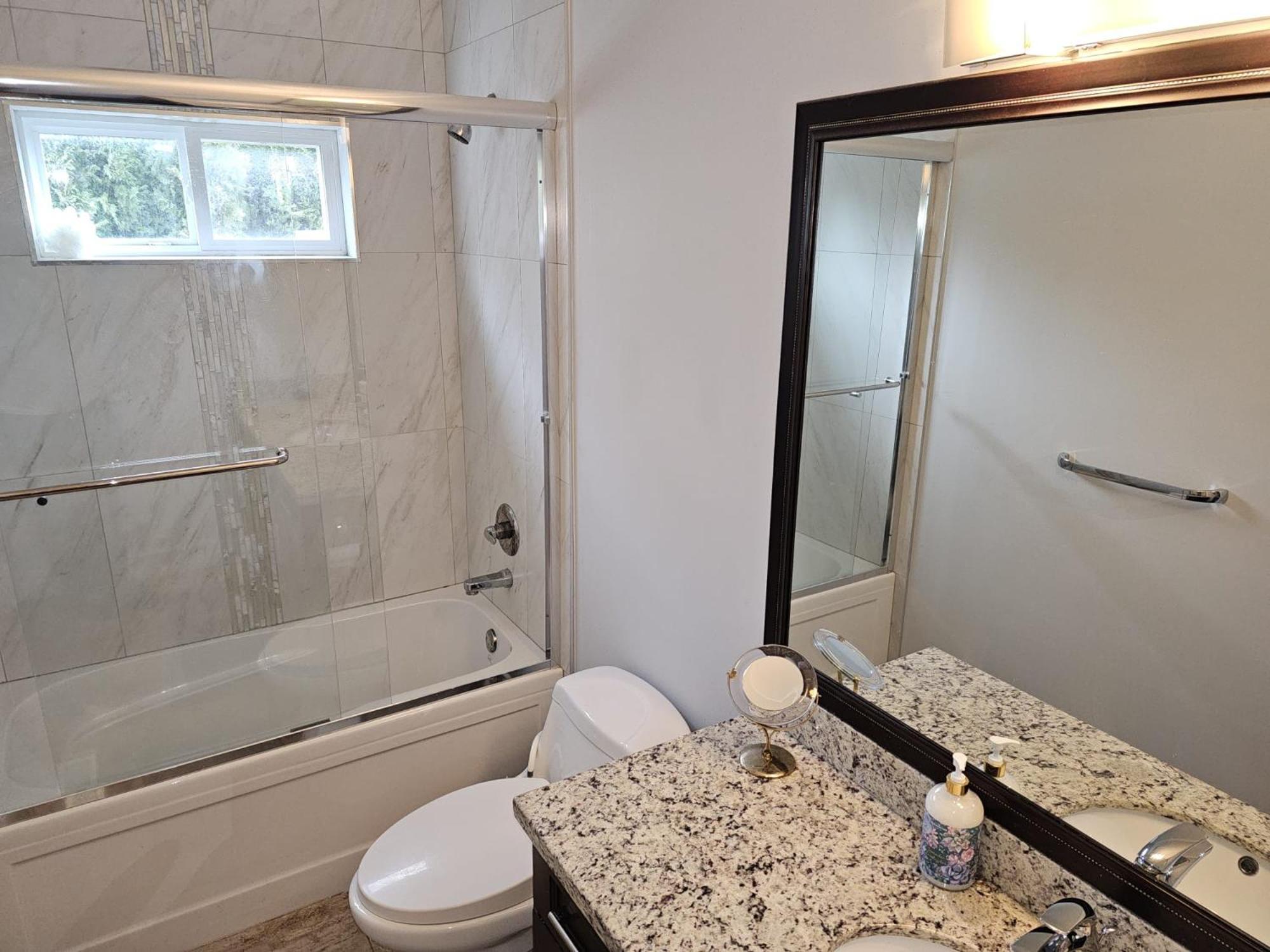Oscar Inn & 2Bd Family Suite Or Private Room Абътсфорд Екстериор снимка